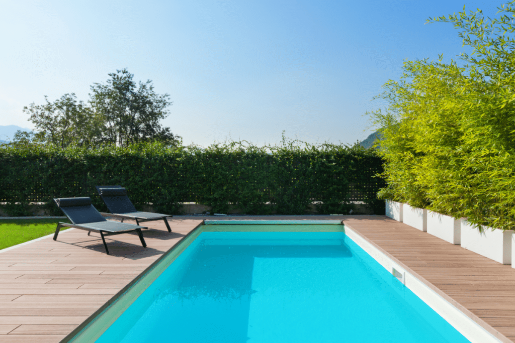 le tour d'une piscine avec espaces de repos