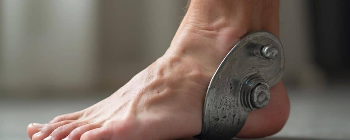 Gros plan d'une cheville blessée avec une attelle de compression