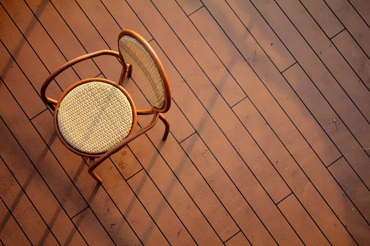 négliger la ventilation de la pièce après l'installation du parquet