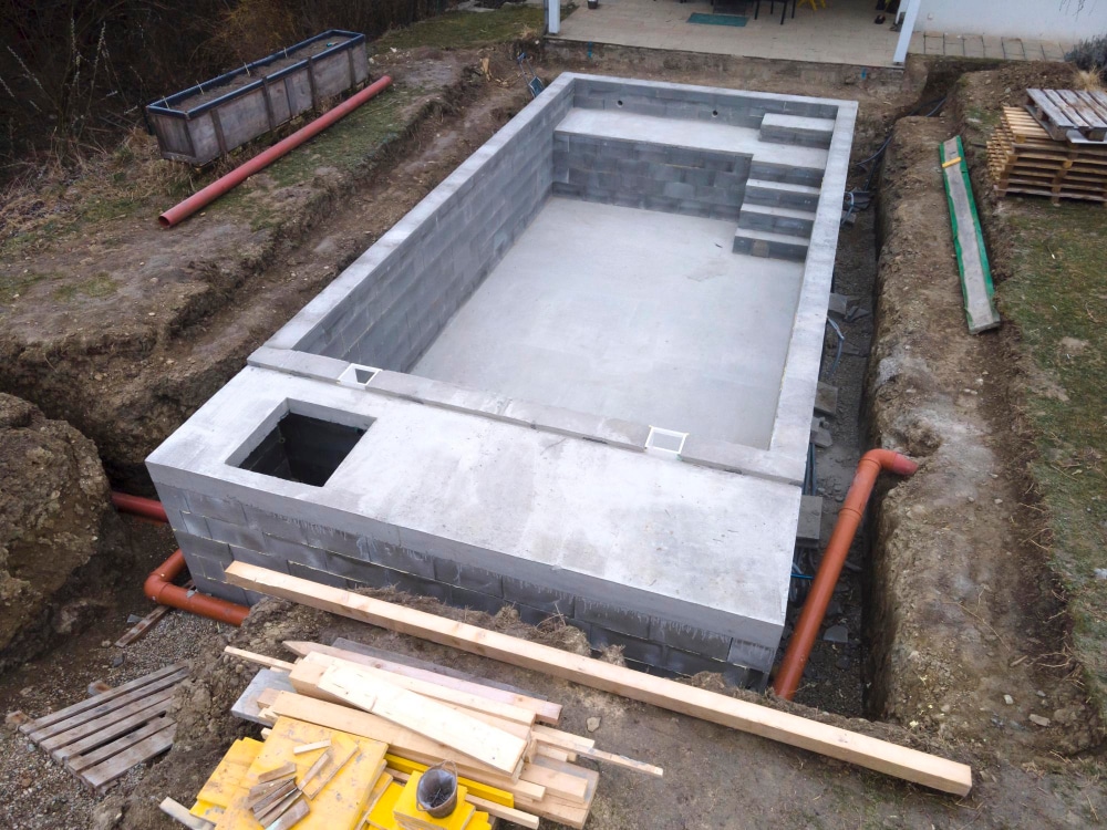 Le béton coulé constitue la technique historique de construction des piscines