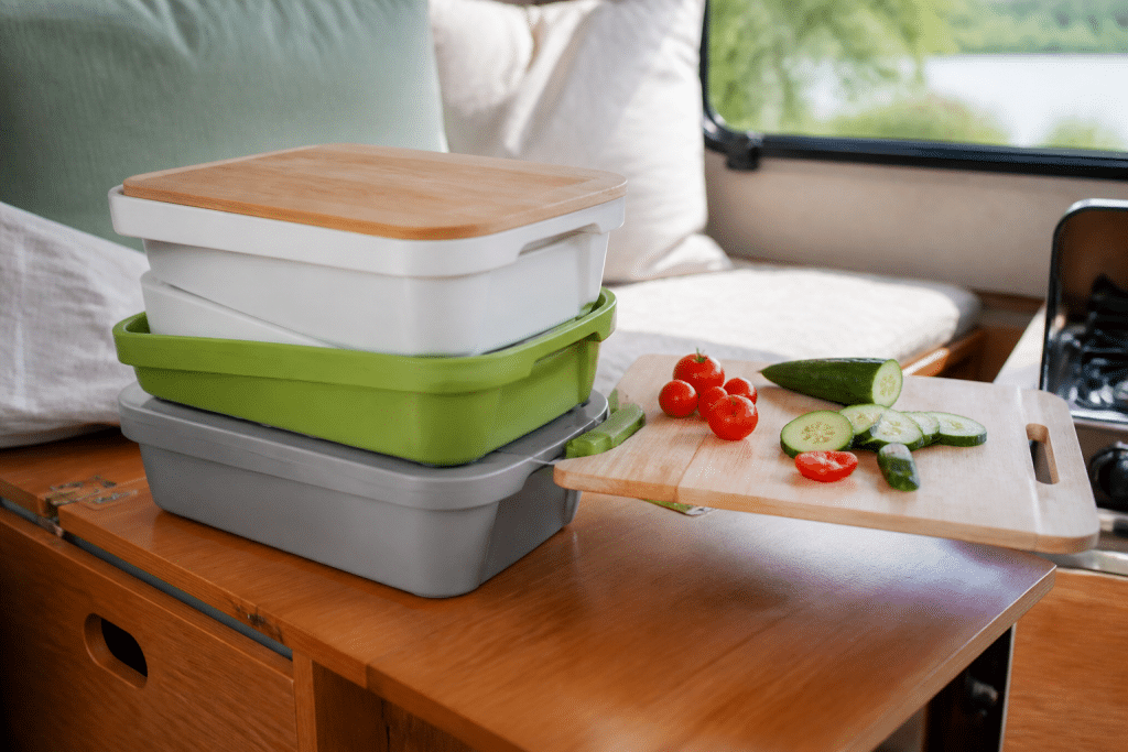 Boites empilables et planche a decouper transformable en cuisine