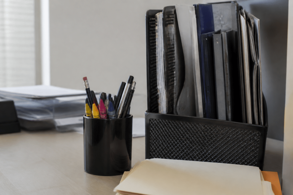 Pot crayons stylos porte-documents magazines bureau organisé