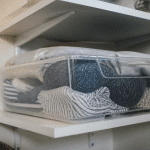 Bac de rangement transparent empile sur etagere murale blanche