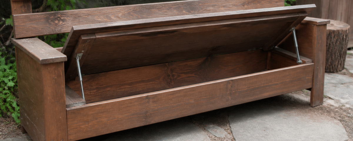 Banc en bois avec compartiment ouvert révélant espace intérieur
