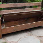 Banc en bois avec compartiment ouvert révélant espace intérieur