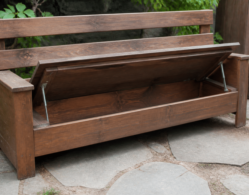 Banc en bois avec compartiment ouvert révélant espace intérieur