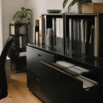 Bureau organise avec classeurs verticaux et tiroirs ouverts