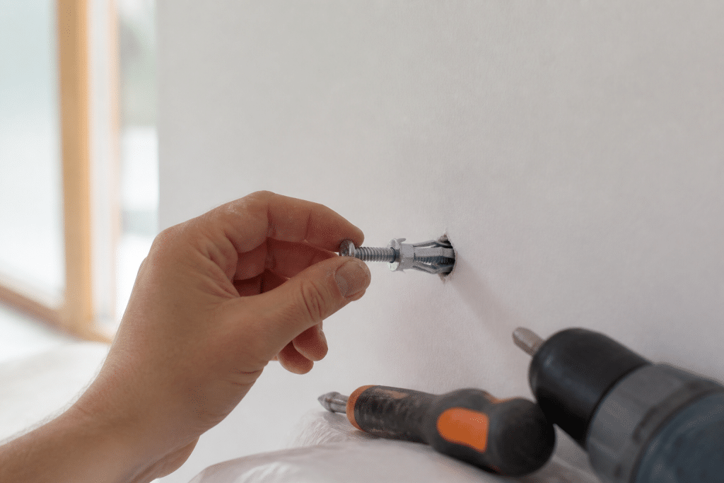 Cheville Molly insertion mur placo blanc avec outils