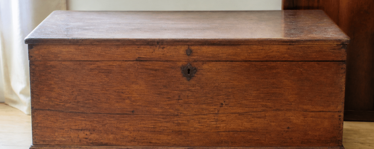 Coffre rectangulaire en bois massif fermé, vue de face