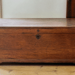 Coffre rectangulaire en bois massif fermé, vue de face