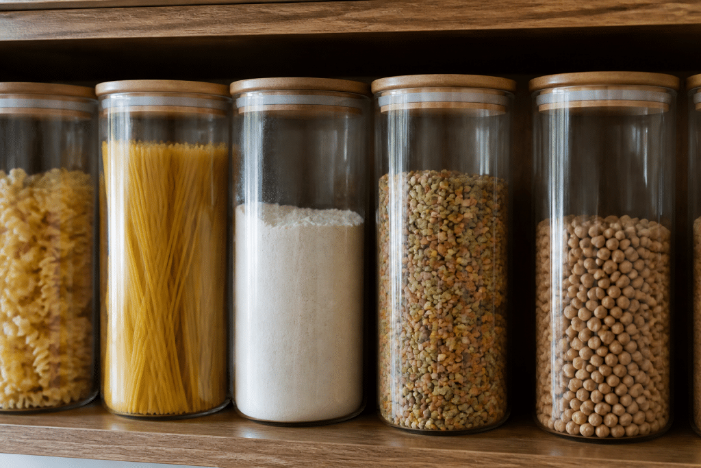 Contenants transparents remplis de pates farine et legumes