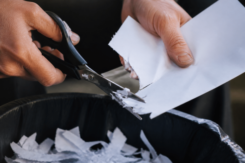 Ciseaux déchiquetant document papier en petits morceaux blancs
