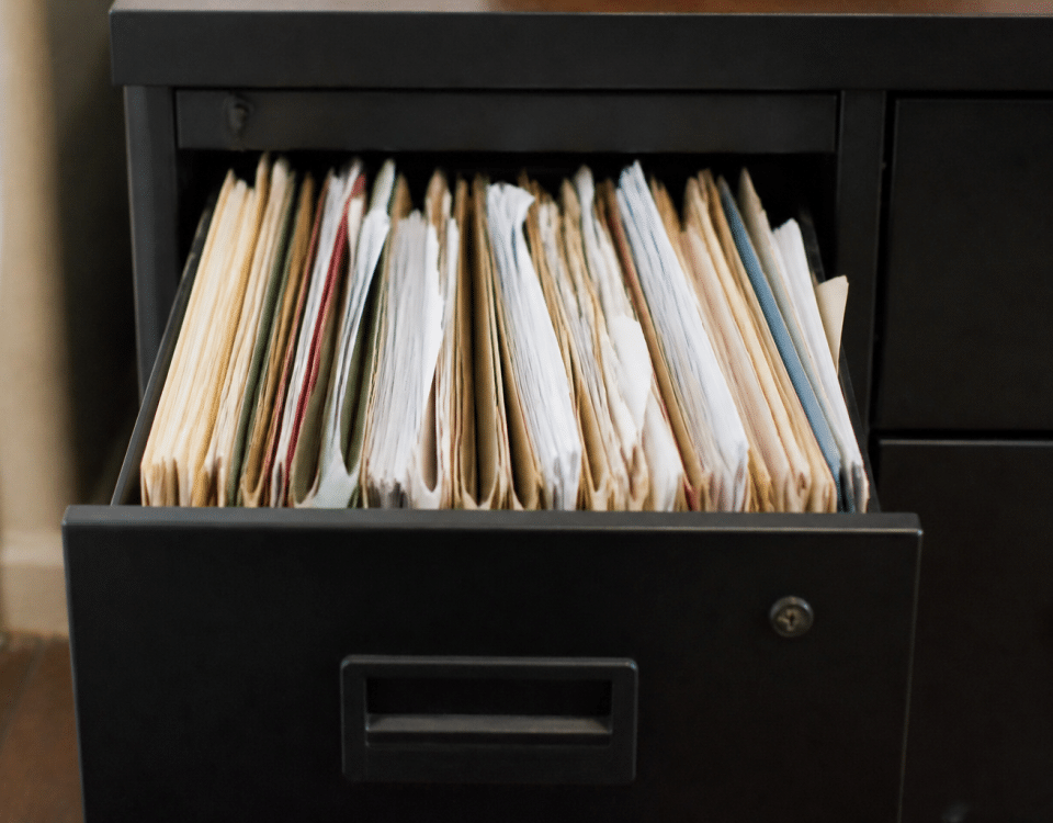 Dossiers papier empiles verticalement dans tiroir bureau ouvert