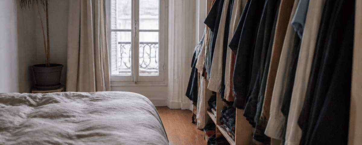Penderie integree avec vetements suspendus dans chambre etroite