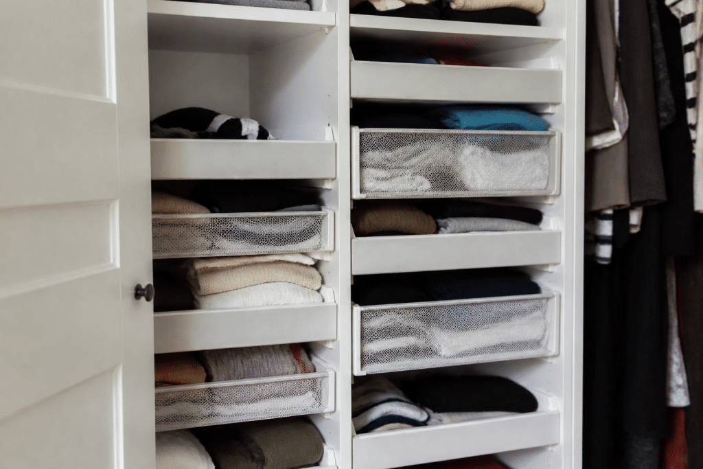 Etageres etroites et nombreuses dans placard avec rangement modulaire