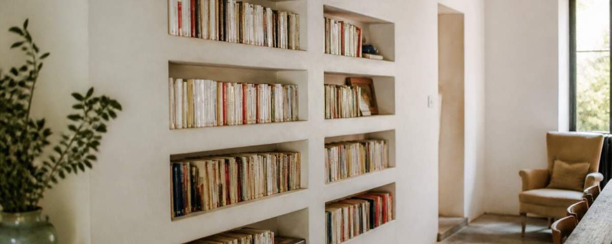 Etageres de livres encastrees directement dans l'epaisseur murale