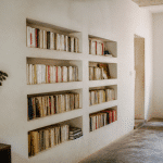 Etageres de livres encastrees directement dans l'epaisseur murale