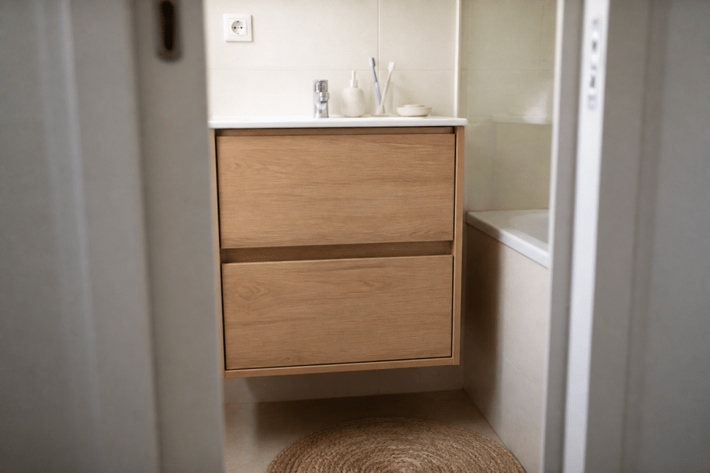 Meuble bois clair installé dans salle bain étroite