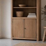 Meuble bois ouvert avec portes fermees rangement integre