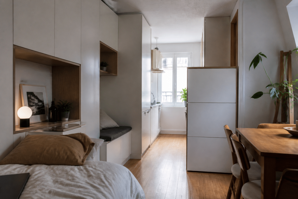 Petit espace avec meubles multifonctionnels intégrés blancs