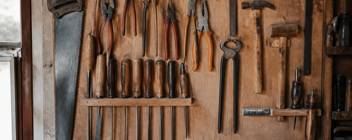 Outils suspendus sur panneau mural organise verticalement