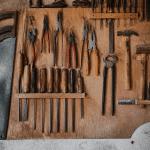 Outils suspendus sur panneau mural organise verticalement