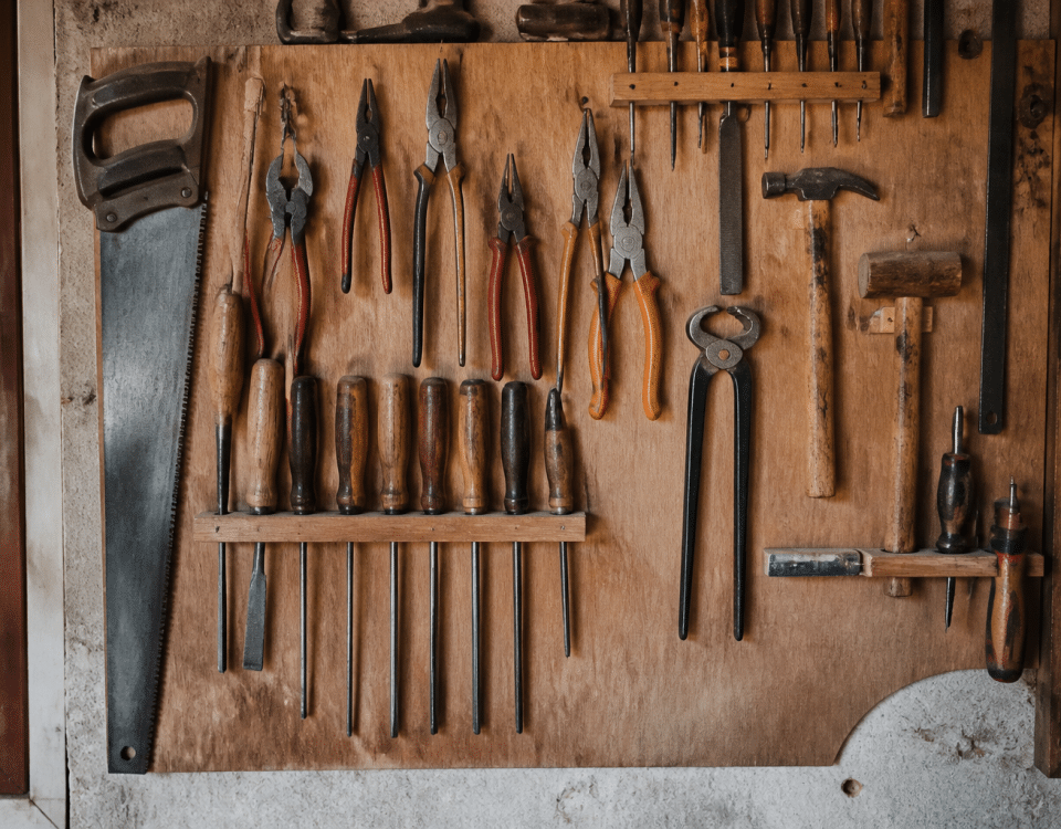 Outils suspendus sur panneau mural organise verticalement