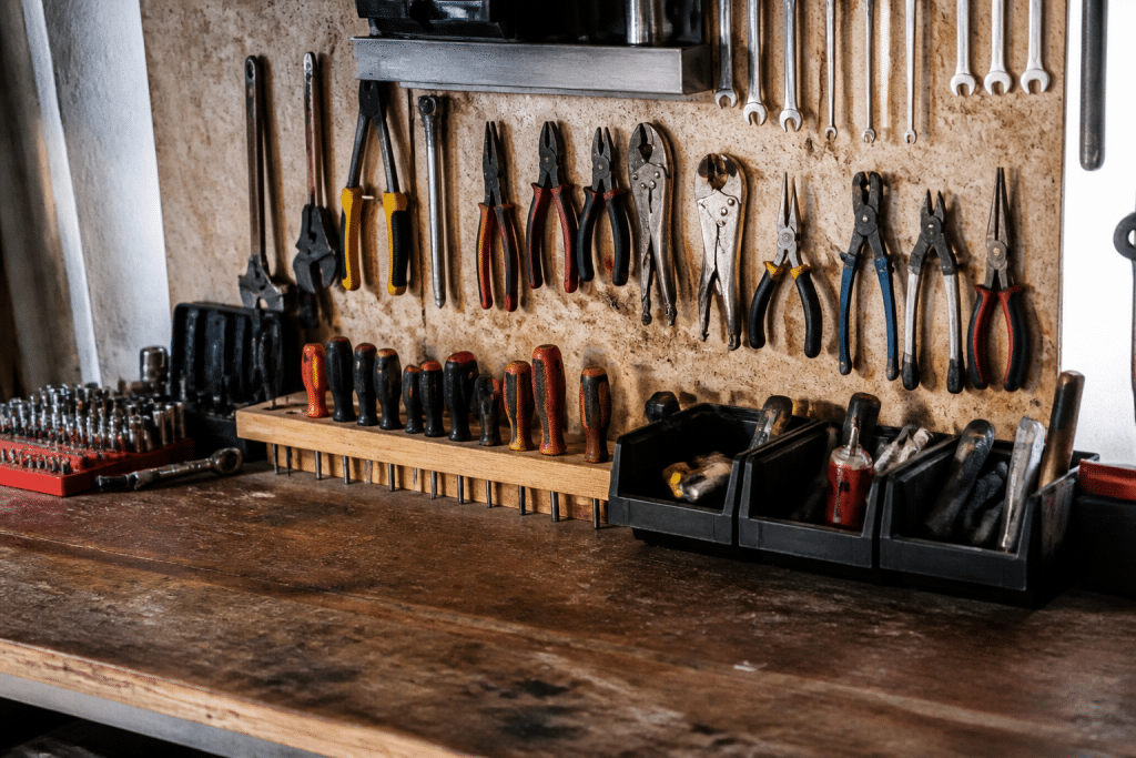 Outils ranges sur etabli garage bien organise