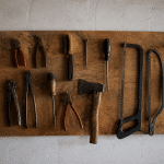 Outils suspendus sur panneau bois fixe au mur