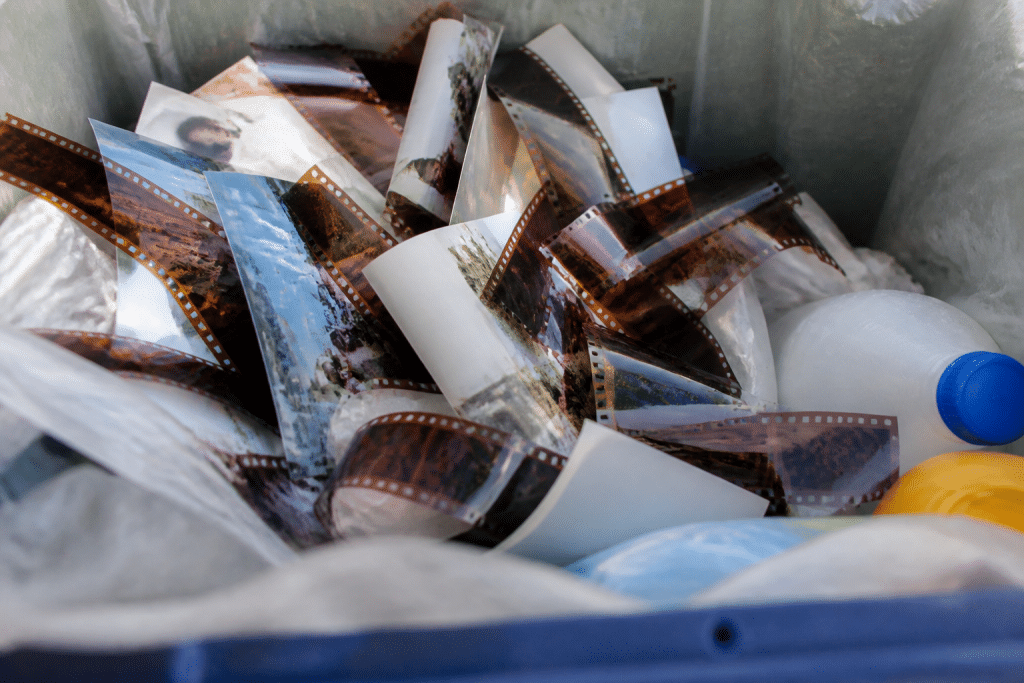 Photos et negatifs melanges dans bac recyclage plastique