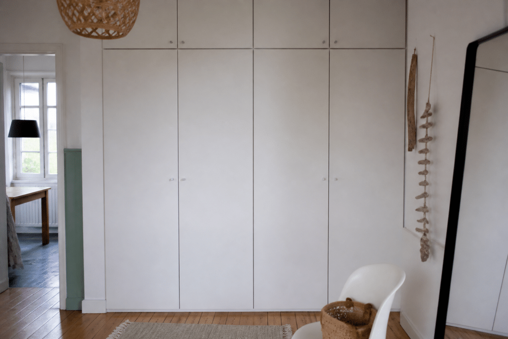 Petit espace avec rangements muraux jusqu'au plafond blanc