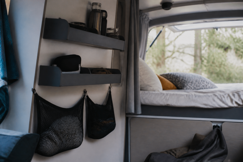 Interieur camping-car avec filets et etageres murales grises