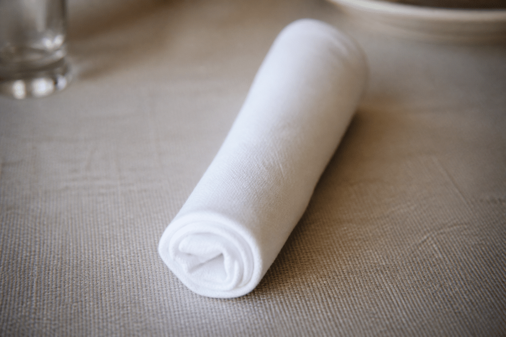 Serviette blanche enroulee fermement en cylindre compact regulier