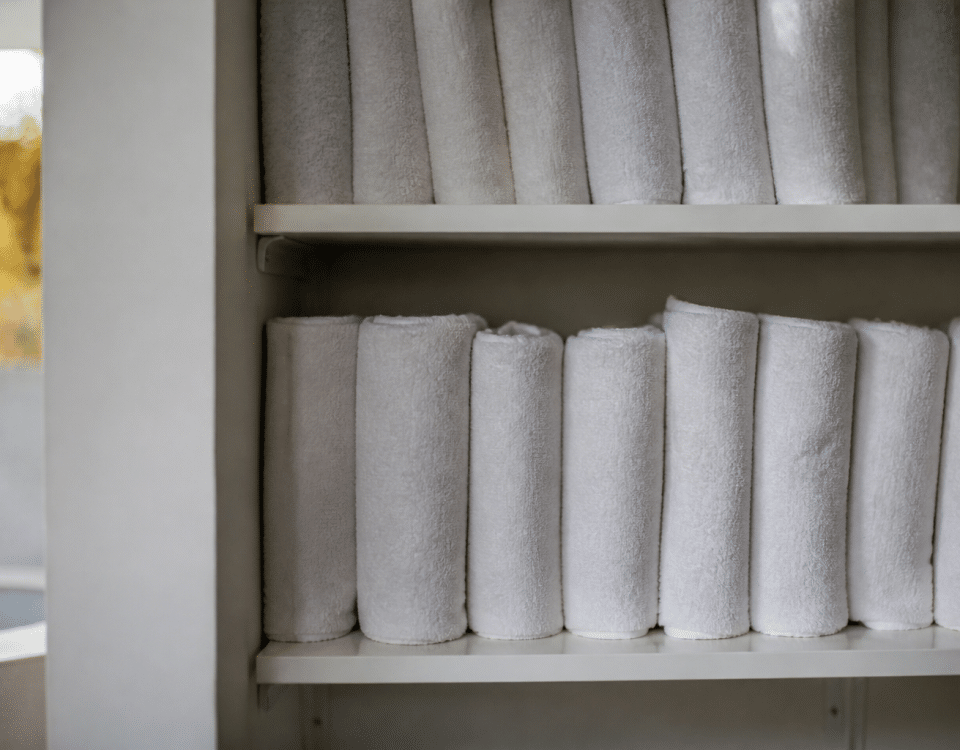 Serviettes roulees empilees verticalement sur etagere blanche