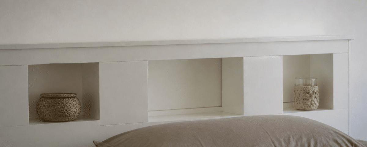 Tete de lit en bois blanc avec niches ouvertes integrees