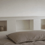 Tete de lit en bois blanc avec niches ouvertes integrees