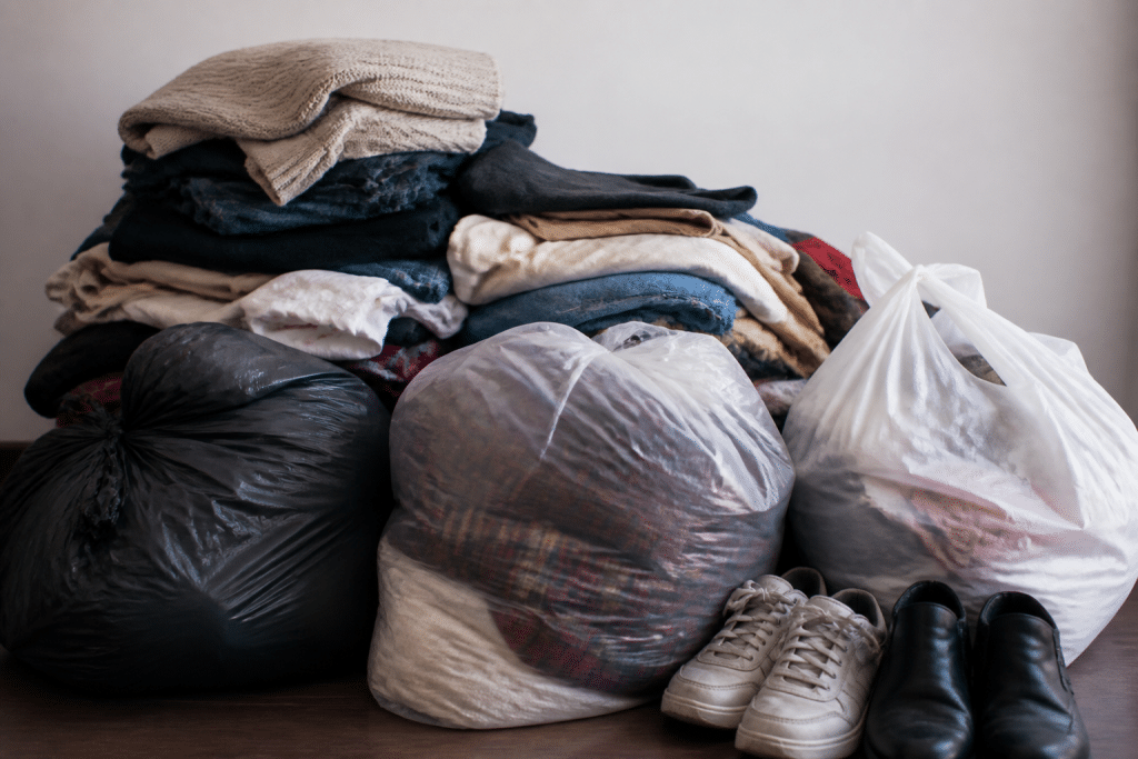 Pile de vetements, chaussures et draps prets pour recyclage
