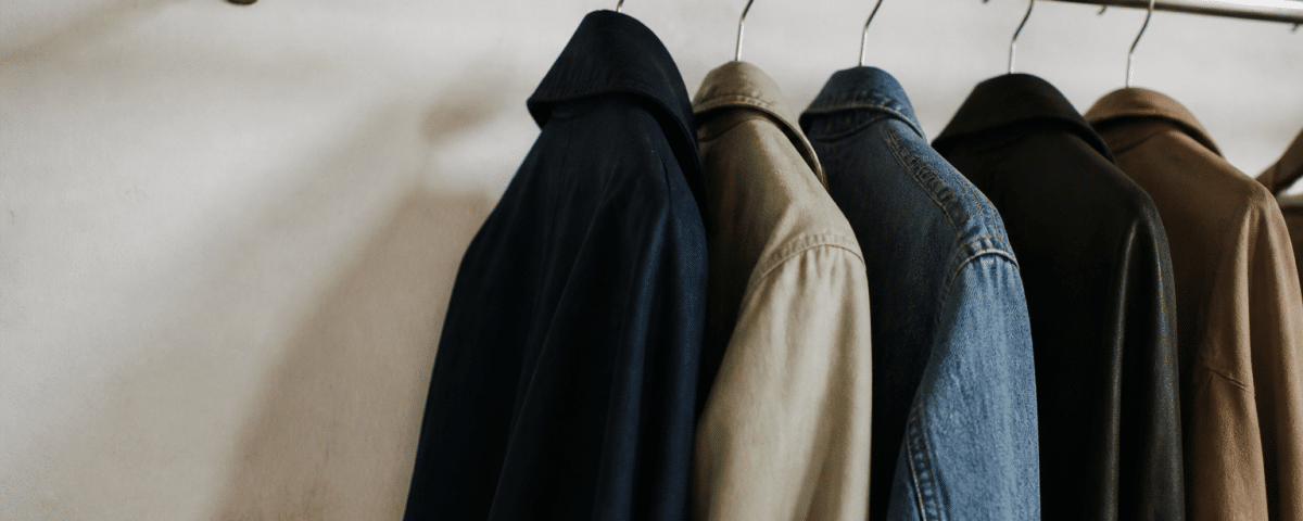 Vetements suspendus sur une barre metallique fixee au mur