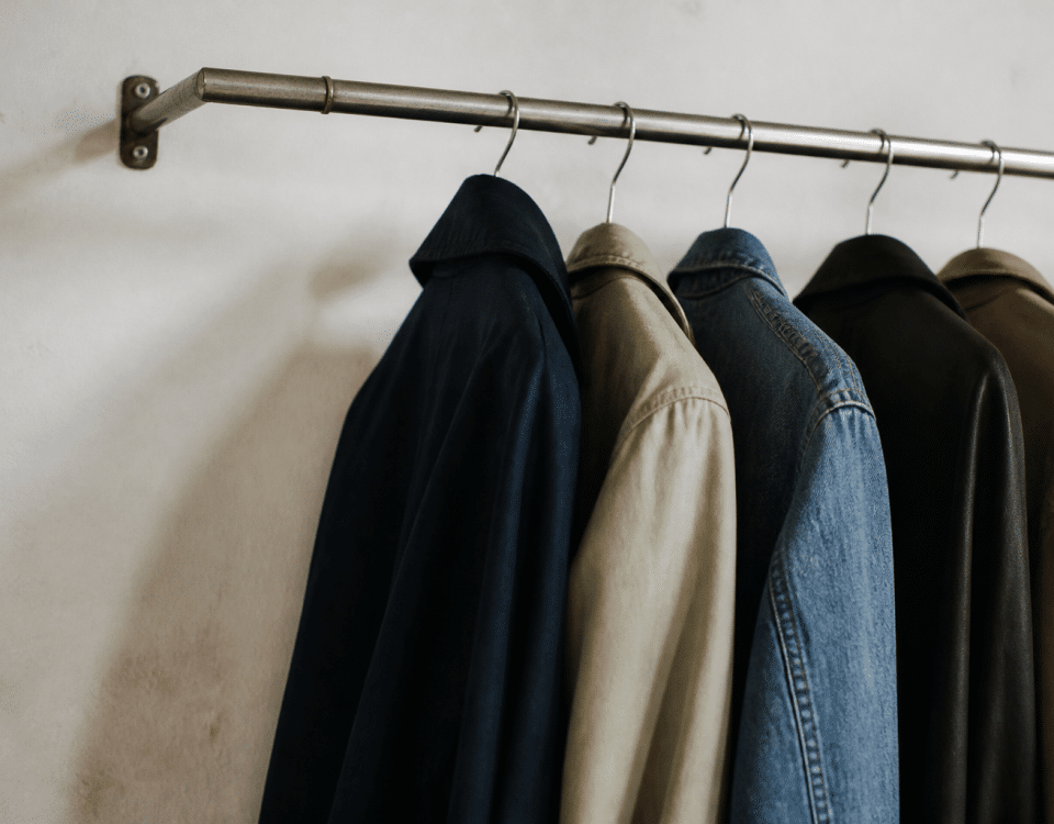 Vetements suspendus sur une barre metallique fixee au mur