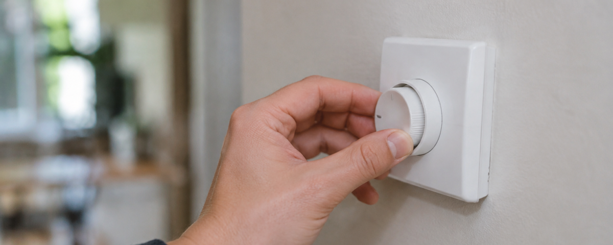 Main tourne bouton thermostat blanc mural
